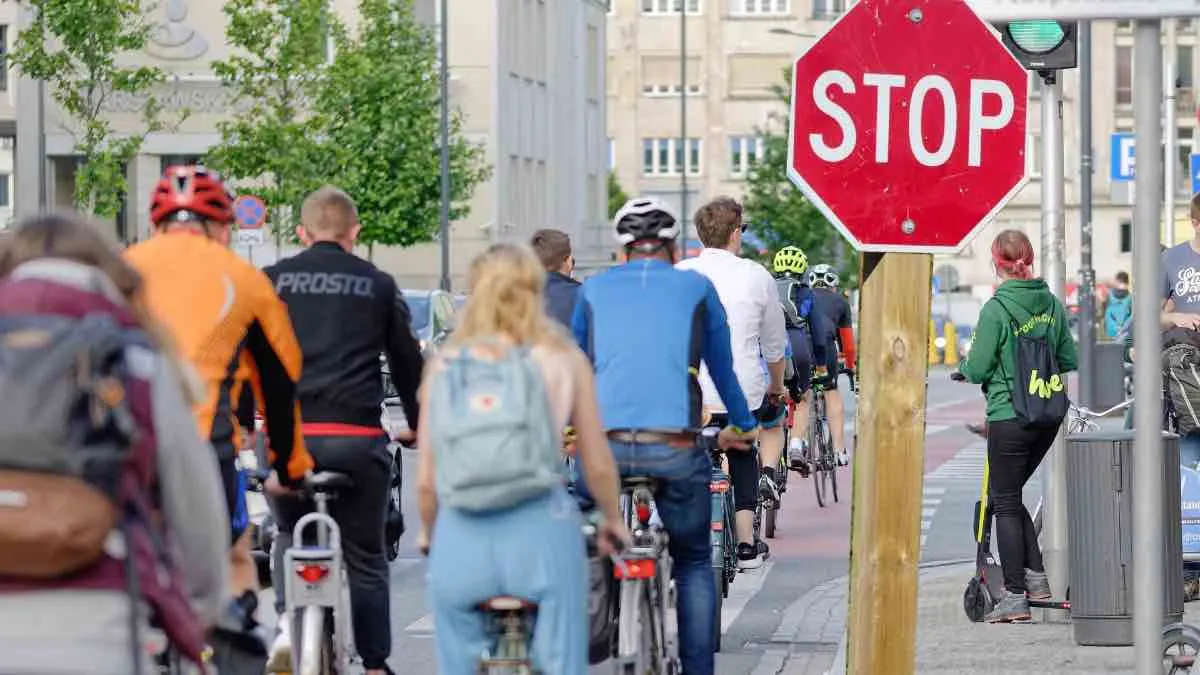 Znak STOP nie powinien obowiązywać rowerzystów. Pora zauważyć, że ten przepis jest martwy