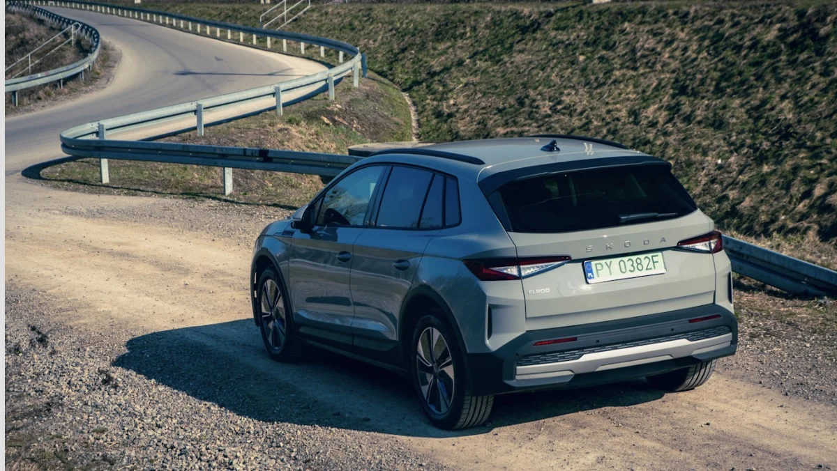 Skoda Elroq nie puszcza drona z dachu, nie brodzi w wodzie i nie lata w kosmos. Bo nie musi