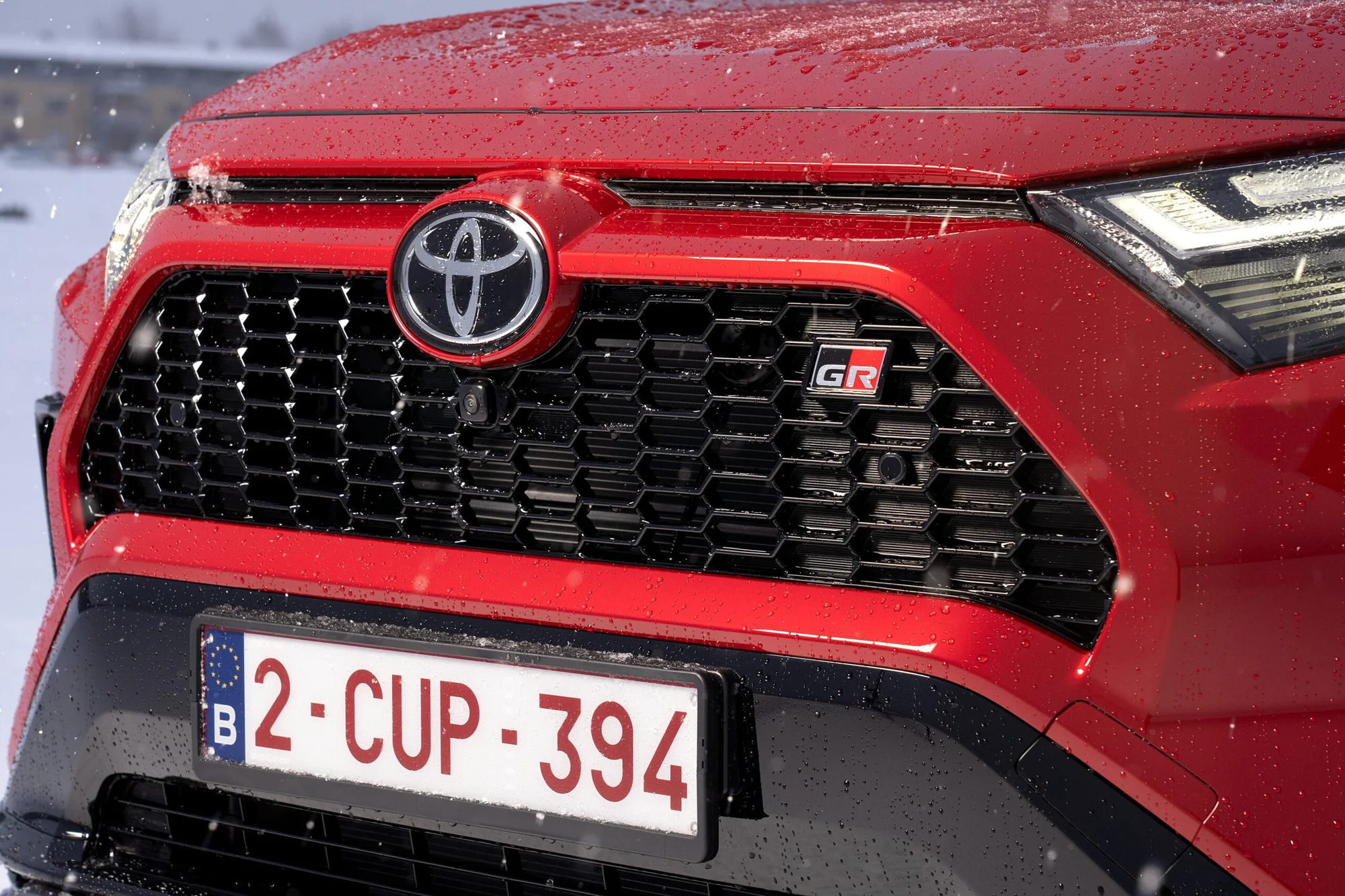 Nowa Toyota RAV4 bez żadnego kamuflażu. Nigdy nie wyglądała tak dobrze