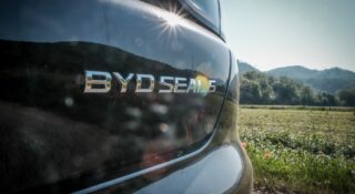 Octavia i Corolla właśnie pocą się ze strachu. Nowy tani BYD wjechał do Polski