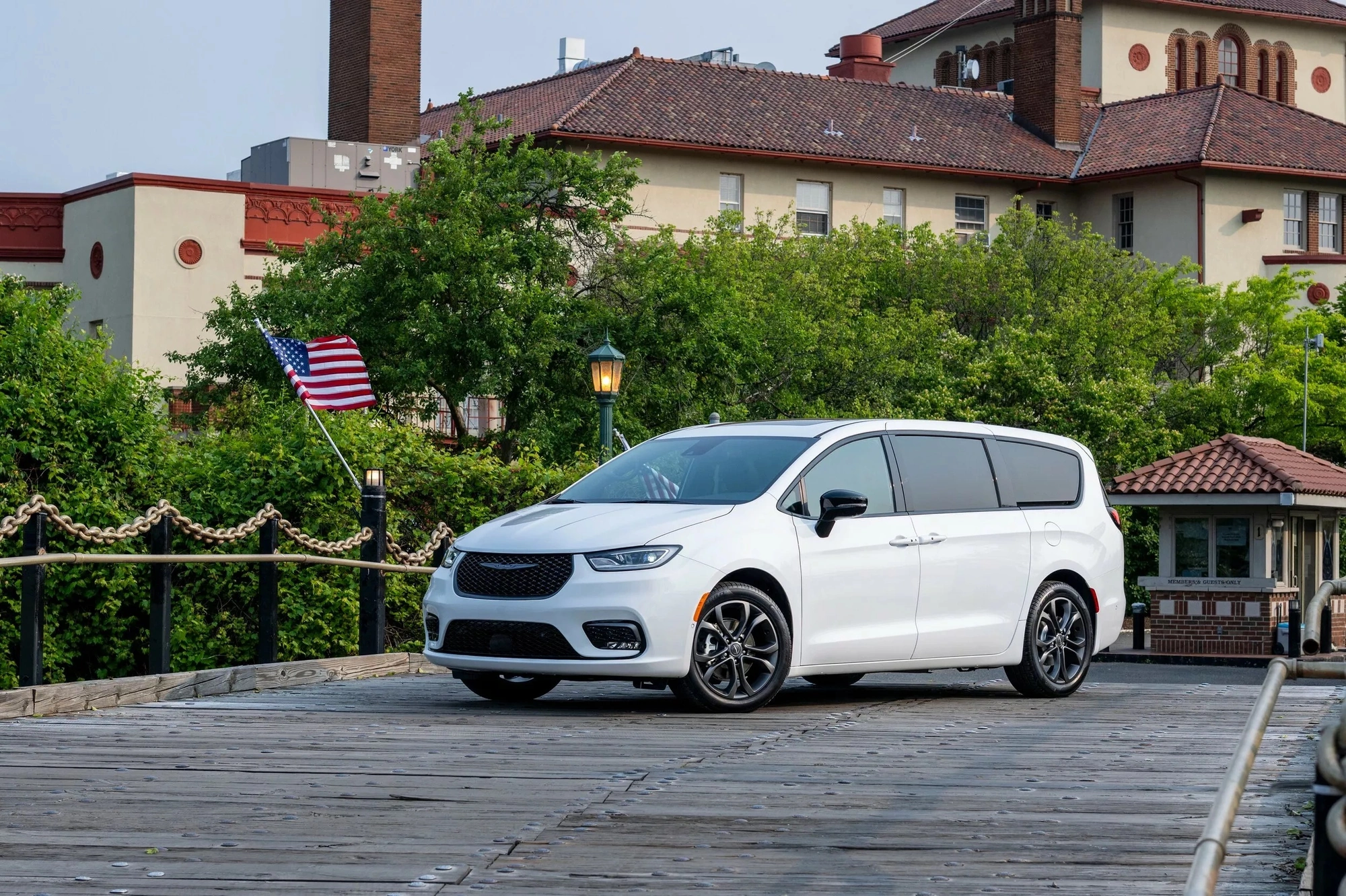 https://ocs-pl.oktawave.com/v1/AUTH_2887234e-384a-4873-8bc5-405211db13a2/autoblog/2025/06/Chrysler-Pacifica-100th-Anniversary_1.jpeg