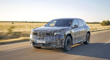 Nowy SUV BMW z rewolucją w środku. Wsiadasz, a tam nie tylko daszka brak