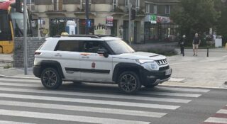 Znalazłem najdziwniejszą taksówkę w Warszawie. To terenówka z Chin