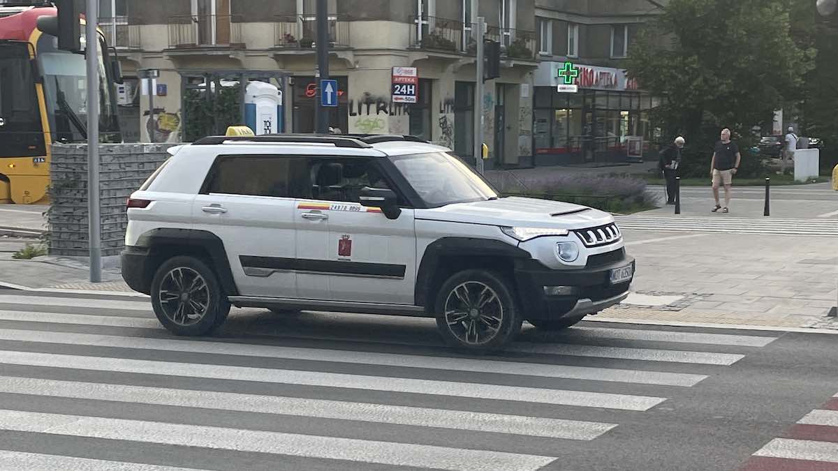 Znalazłem najdziwniejszą taksówkę w Warszawie. To terenówka z Chin
