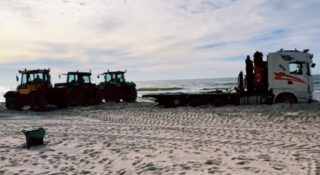 Wyciągali dźwig z plaży w Kołobrzegu. Trzy ciągniki w akcji