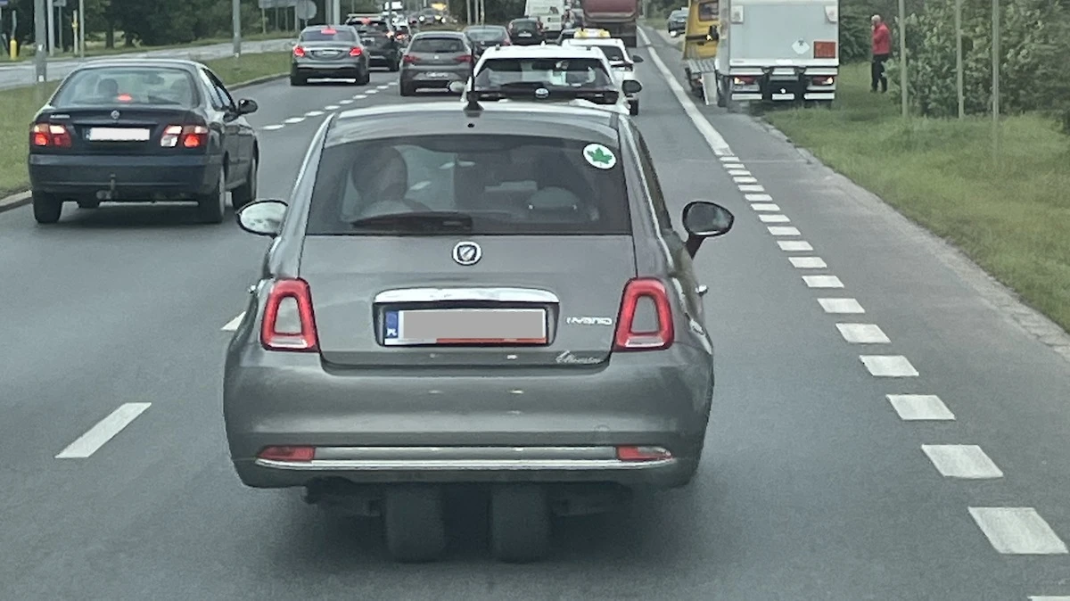 Trójkołowy Fiat 500 Ellenator w Polsce. Czy u nas też można nim jeździć mając 16 lat?