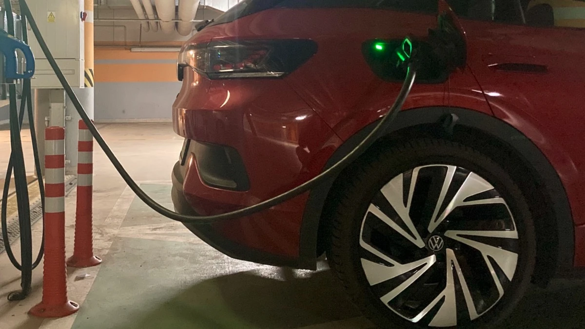 Łatwiejsze ładowanie samochodu elektrycznego w bloku. Niestety, nie będzie taniej