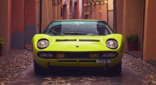 Kobieta zdjęła sukienkę w salonie Lamborghini. Tak powstał Verde Scandal