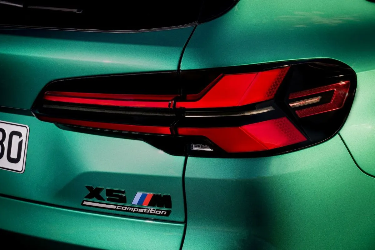 Nowe BMW X5 będzie mocarne. Dostanie drugi silnik, ale to nie tak jak myślisz