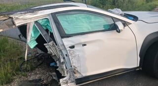 Samochód po wypadku rozpadł się na dwie części. Nie podpalajcie jeszcze autokomisów