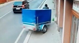 Przyczepa uderzyła w mężczyznę. Mogło skończyć się tragicznie