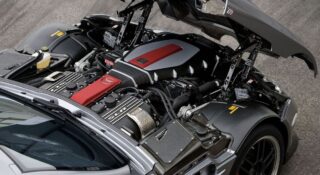 Podnoszona do przodu maska to dziwny wymysł motoryzacji. Tylko niektórzy montowali ją do samochodów