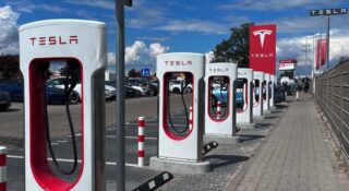 Nowe opłaty na Superchargerach Tesli. Odechce wam się ładowania do pełna