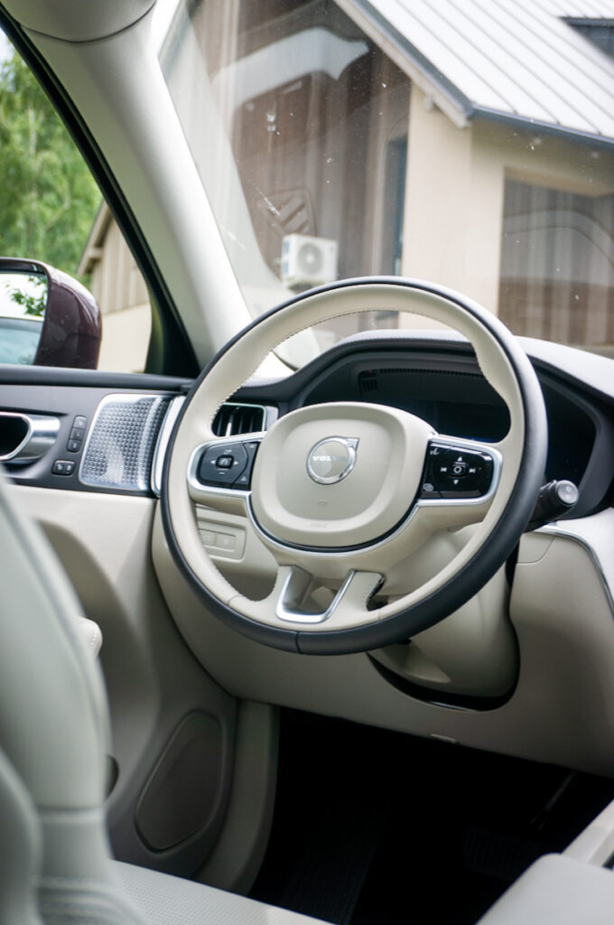 https://cdn-ab.spidersweb.pl/2025/06/volvo-xc60-2025-12-680x1024.jpg
