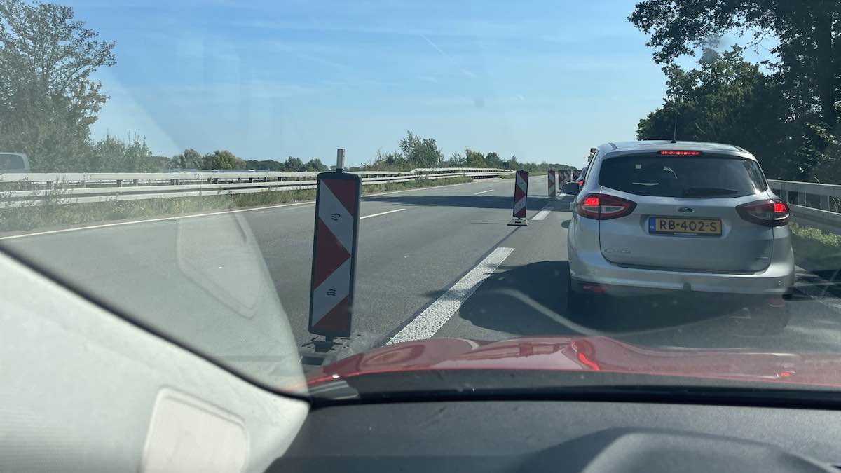 Jedziesz przez Niemcy, a tu kilometry zwężonej autostrady i żadnych robót. Dlaczego?