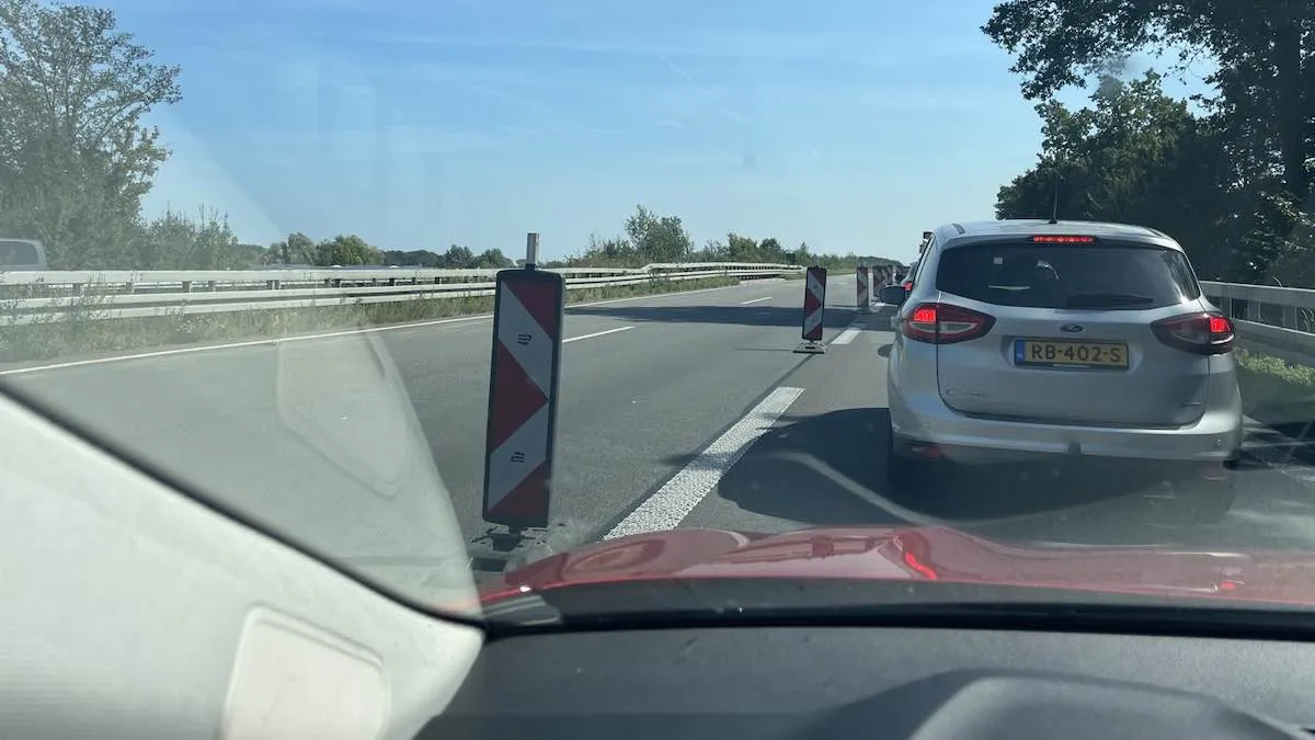Jedziesz przez Niemcy, a tu kilometry zwężonej autostrady i żadnych robót. Dlaczego?
