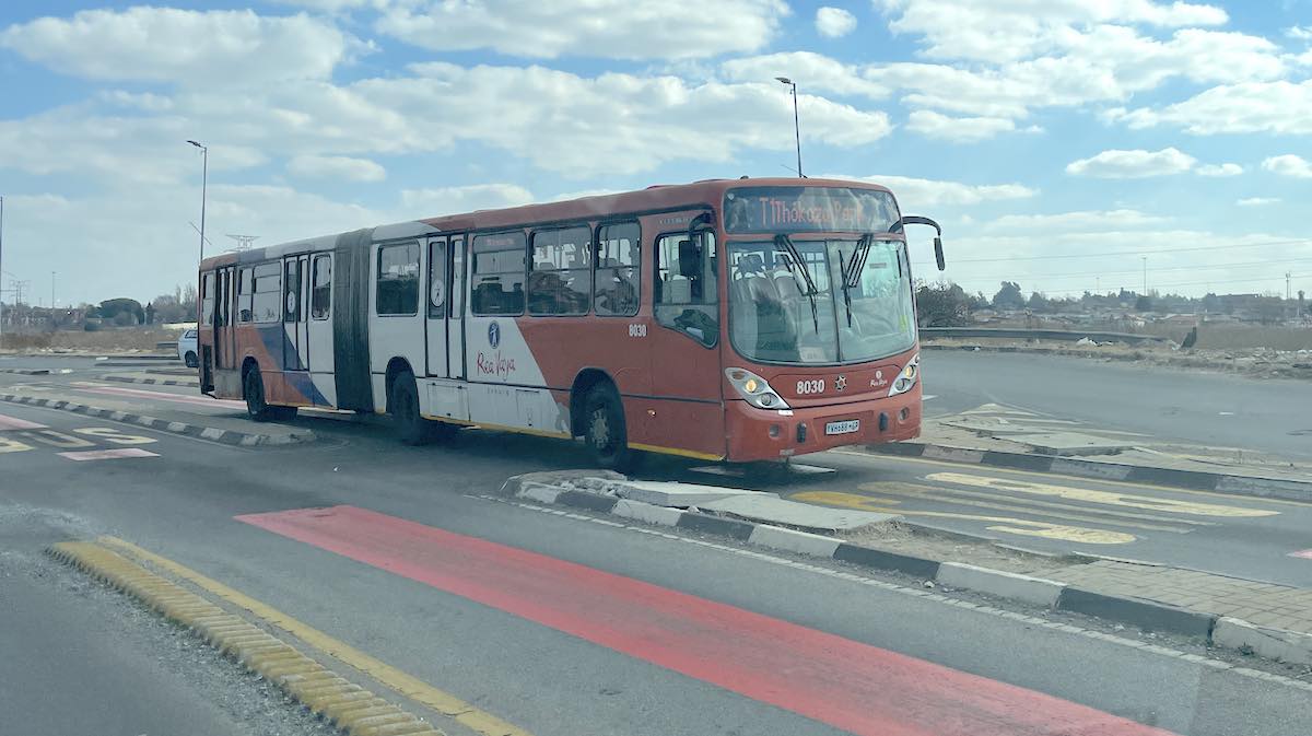 Nie wsiądziesz do autobusu z ziemi. Oto transport publiczny w najbogatszym mieście Afryki