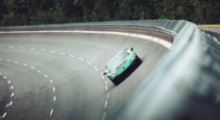Ten samochód przyśpiesza w 7,89 sekundy. Tyle, że od zera do 300 km/h