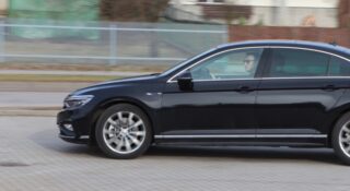 Kartki na samochodach powróciły. Winne ceny ogłoszeń, ale są sposoby