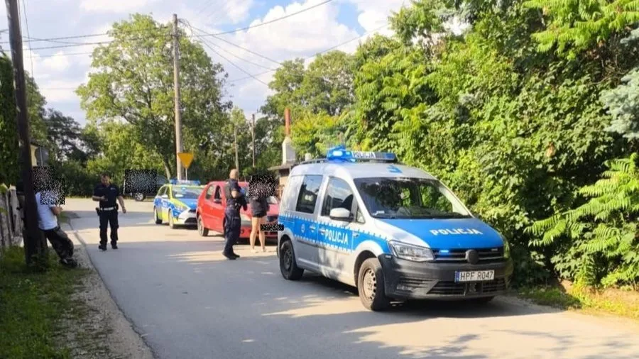 Dacia z Sieradza miała dwóch kierowców. On spał, ona prowadziła
