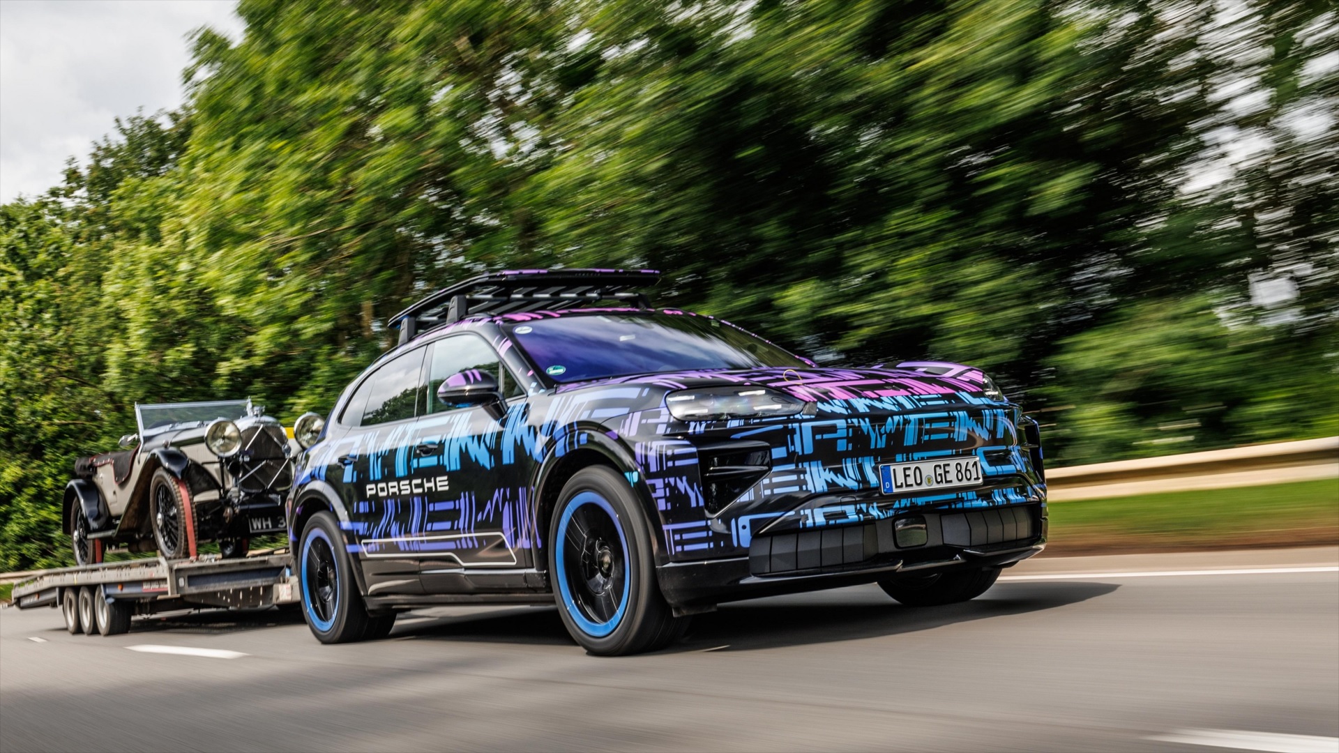 Niemieckie Cayenne w lewo, a włoski Urus w prawo. Szykuje się niezły dysonans w rodzinie