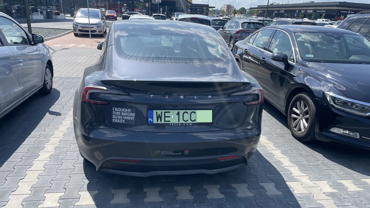 Prawie nowa Tesla z naklejką „kupiłem to, zanim…”. Sprawdziłem, czy to może być prawda