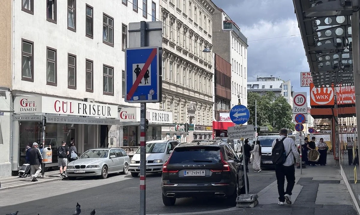Byłem w rowerowym raju, który ma SCT, zielone naklejki, zakazy parkowania i strefy 30 km/h. Ma też zanieczyszczone powietrze