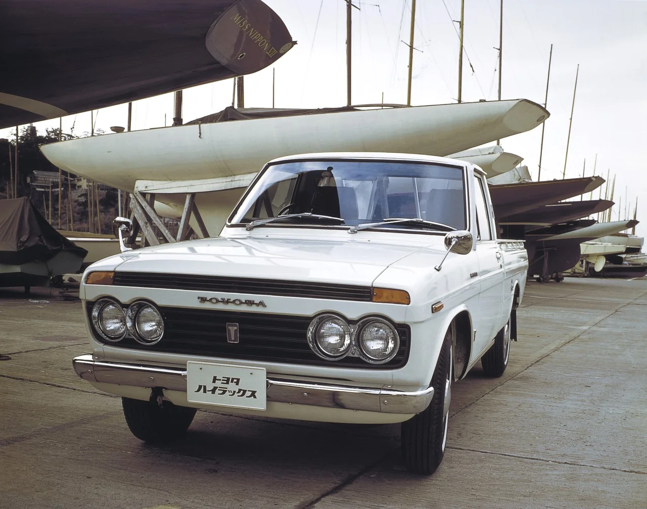 https://cdn-ab.spidersweb.pl/2025/08/hilux_1st_001.jpg