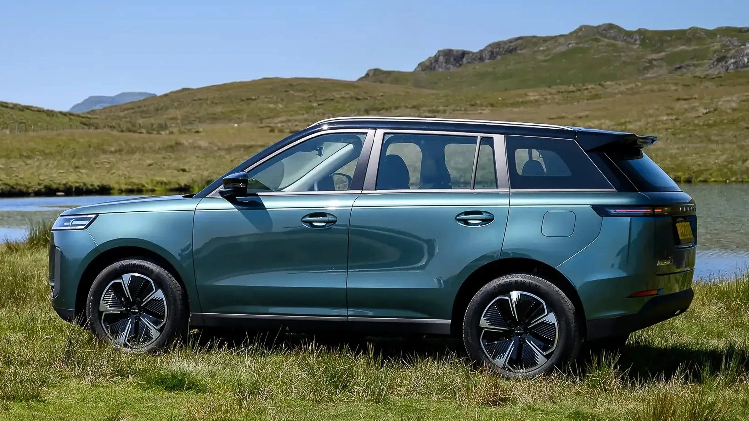 Nowy SUV Jaecoo wjeżdża do Europy. Ktoś zasłonił go rolką blachy