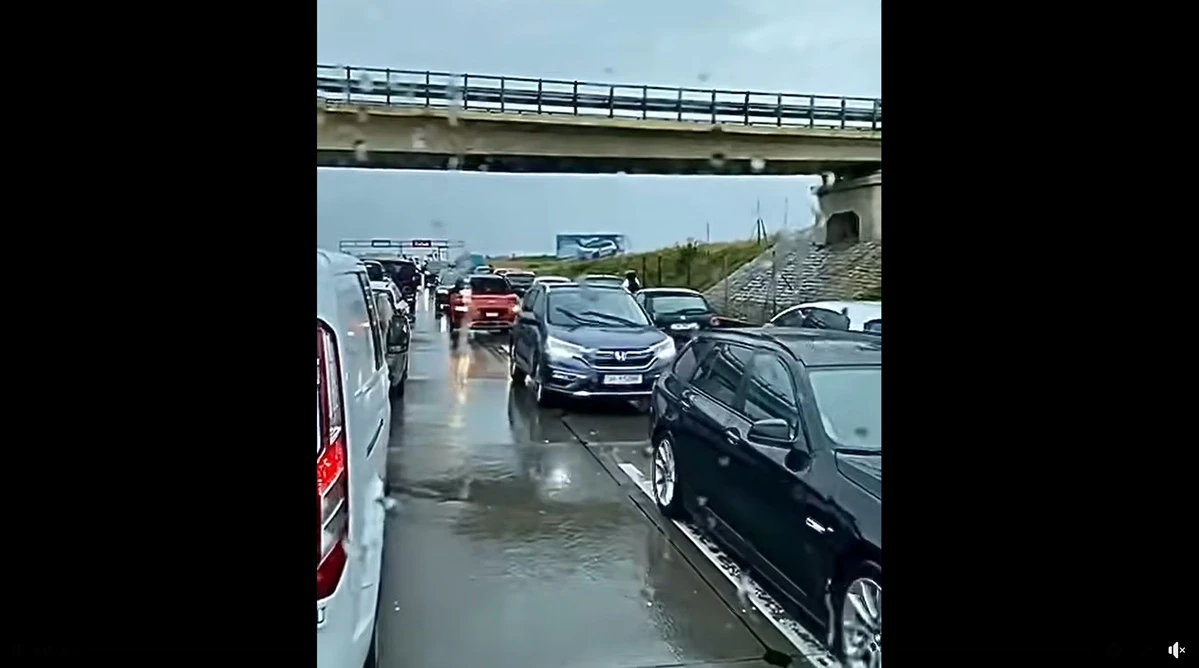 Jazda korytarzem życia to nowe hobby Polaków. Zalegalizujmy ją