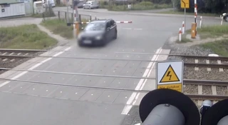 Kierująca Volvo pokazała, jak nie ratować swojego życia. Teraz słono zapłaci