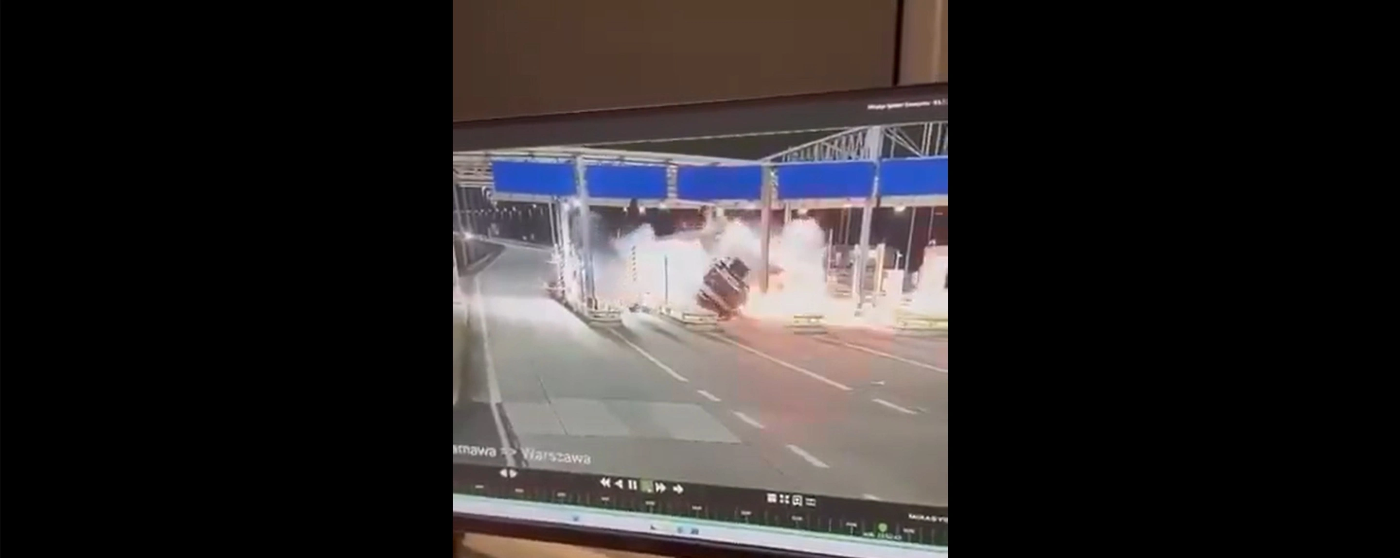 Makabryczny wypadek na autostradzie A2. Tir staranował bramki