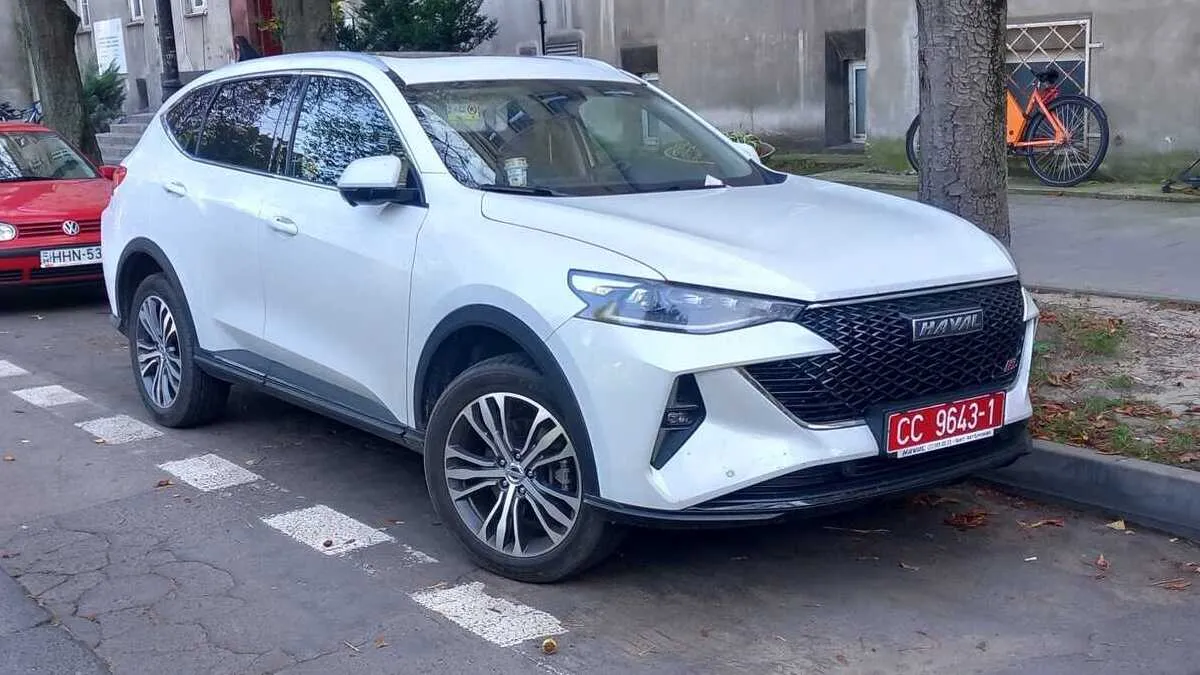 Spotkałem dziwnego SUV-a z dziwnymi tablicami. Ta czerwień oznacza coś innego
