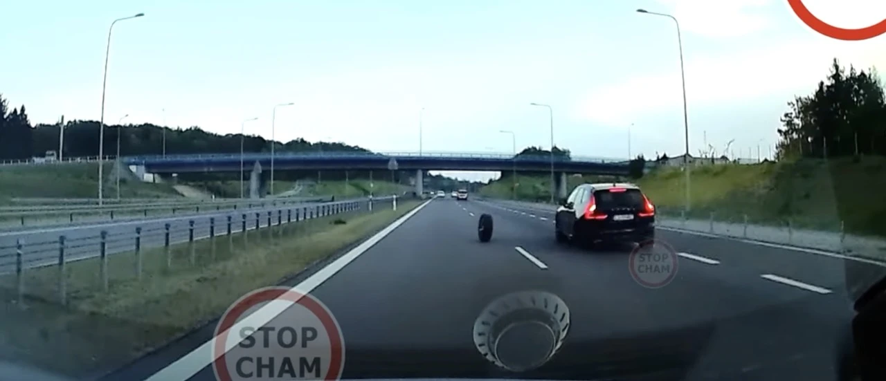 koło odpada z samochodu