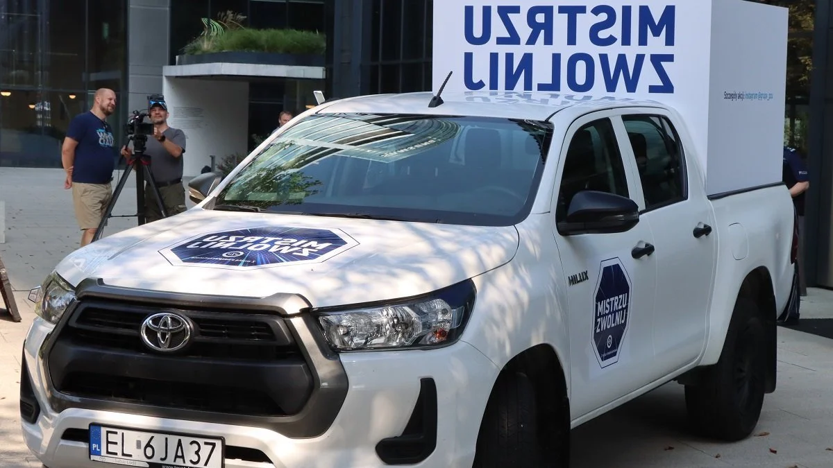 Policja i PZU każą nam zwolnić. Szkoda, że sami jeżdżą samochodem po chodniku