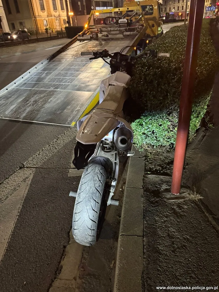 https://cdn-ab.spidersweb.pl/2025/09/motocykl-akrobacje-policja-2.jpg