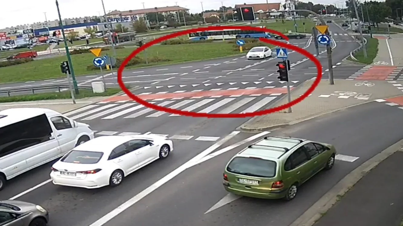 Pojechała na rondzie pod prąd. Trafiła na policjanta po służbie