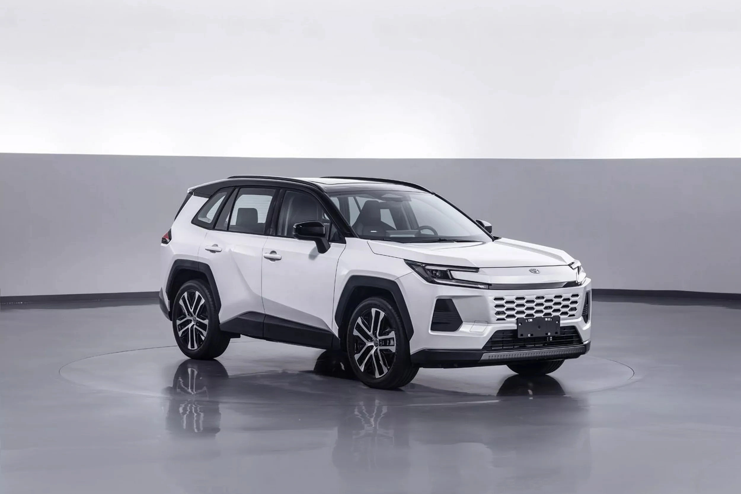 Oto Toyota RAV4 waszych marzeń. Tania i bez hybrydy