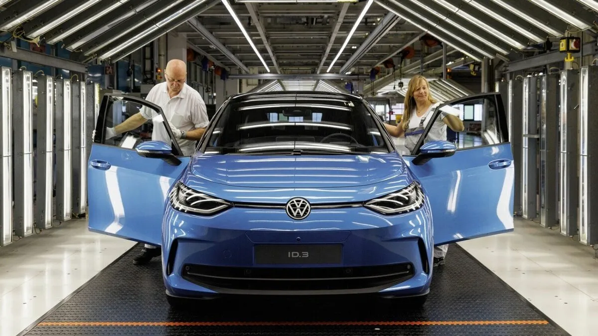 Jedne fabryki Volkswagena wstrzymują, a inne zwiększają produkcję. Zgadnijcie, które robią elektryczne samochody
