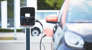 Chciałem wypożyczyć samochód elektryczny. Wypożyczalnia zaproponowała mi VW Tourana