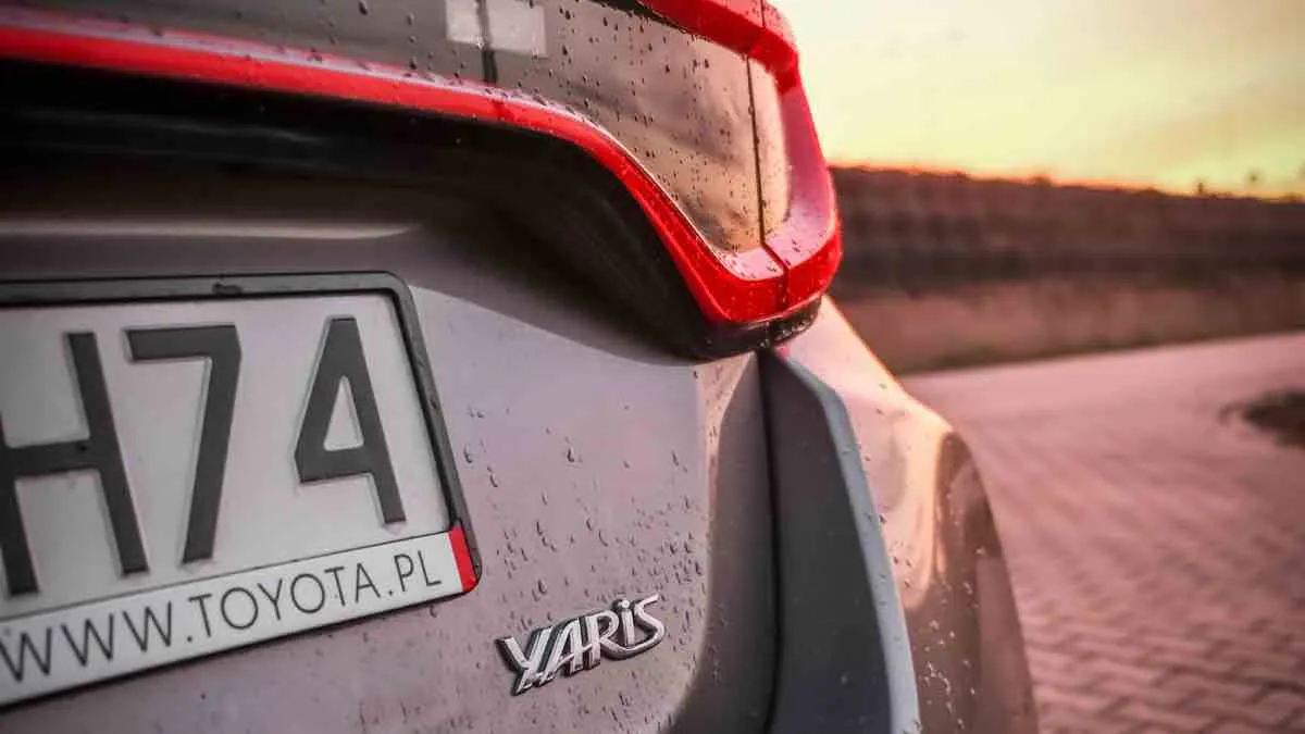 Kto kupił takiego Yarisa, zrobił złoty interes. Sprawdziłem ile straciły na wartości samochody pokazane w 2021 r.