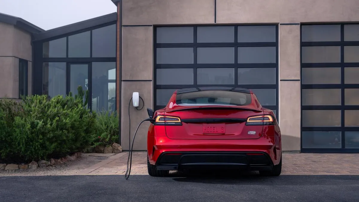 Tesla przypudrowała dwóch emerytów. 0,5 mln zł na start