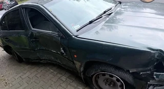 Skoda leci i kosi pół ulicy. Policja: luzik, nic się nie stało