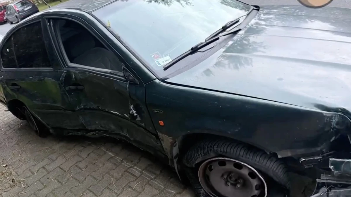 Skoda leci i kosi pół ulicy. Policja: luzik, nic się nie stało