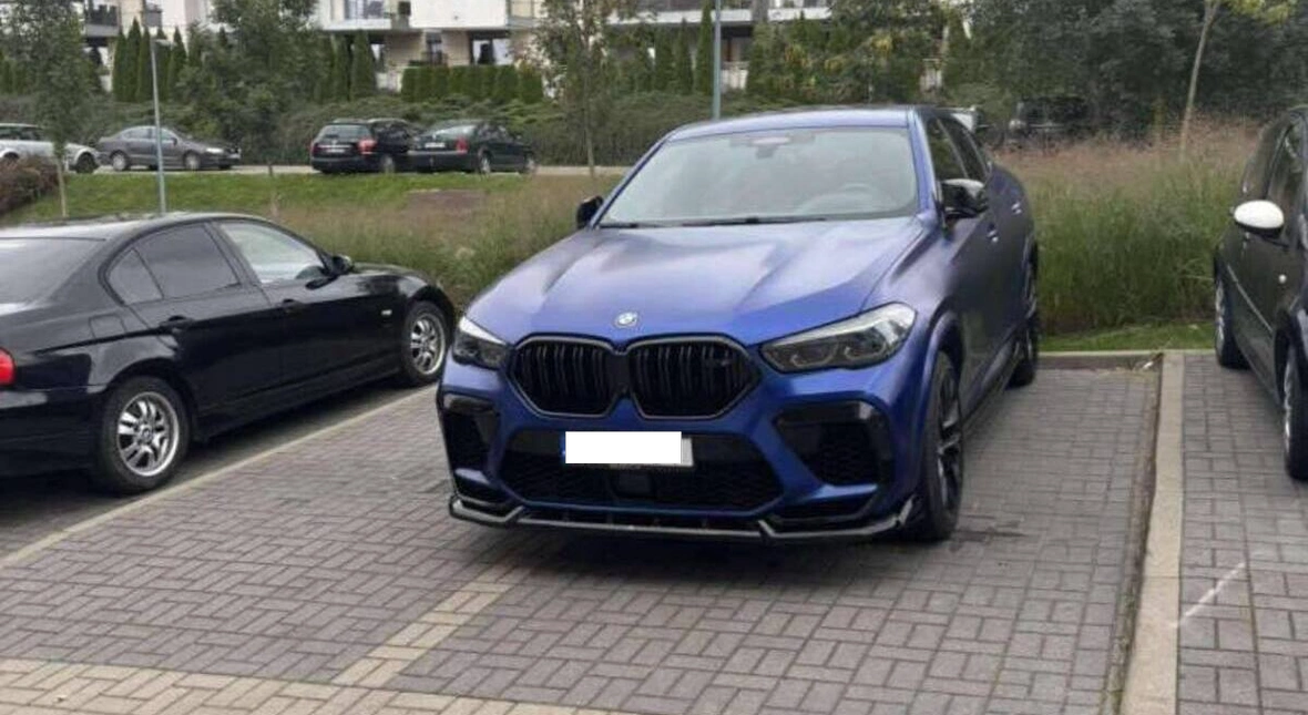 Zajął dwa miejsca parkingowe. Internet: należą mu się