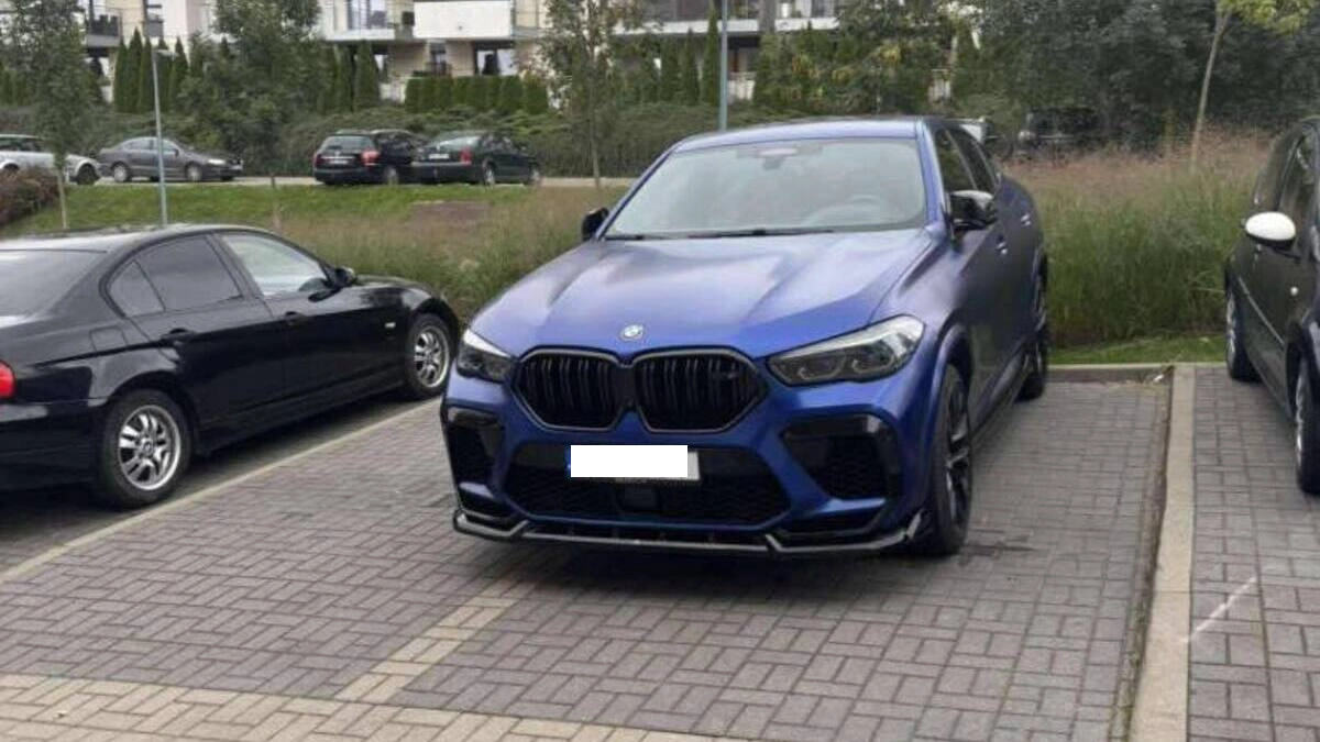 Zajął dwa miejsca parkingowe. Internet: należą mu się