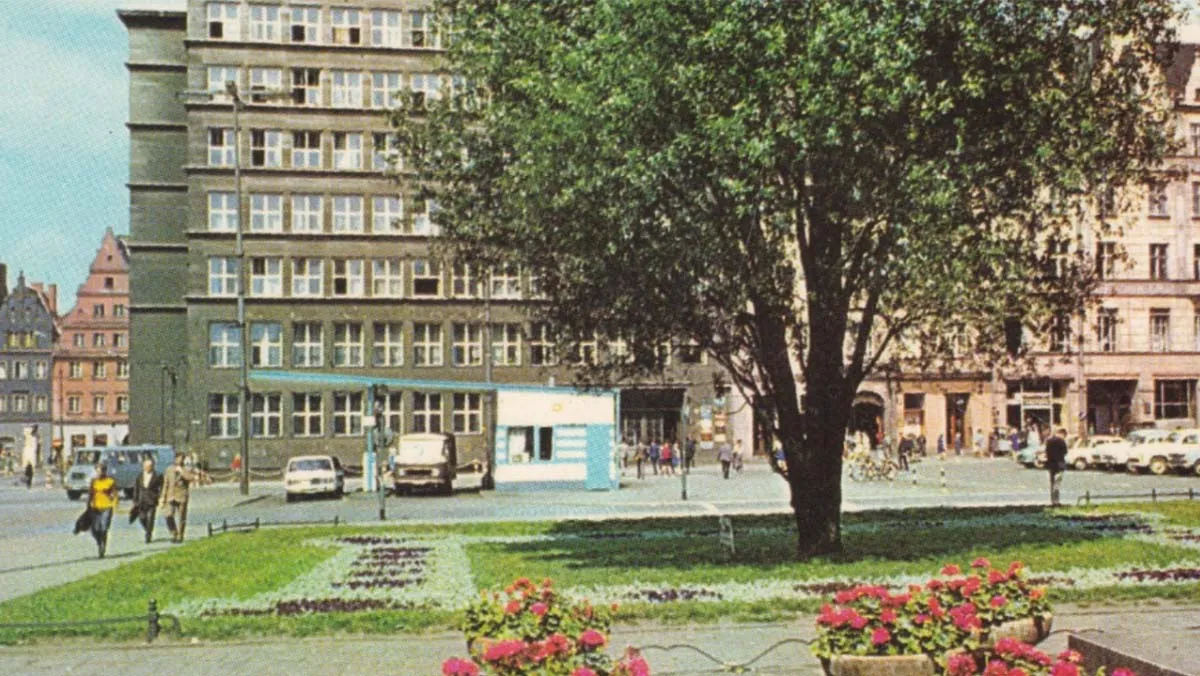 Po Rynku we Wrocławiu jeździły samochody i tankowały paliwo. I komu to przeszkadzało?