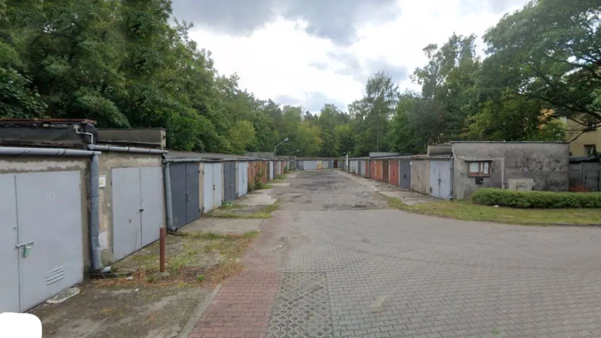 Garaż z PRL w cenie kawalerki. Wszyscy się śmieją, a potem ktoś to kupuje