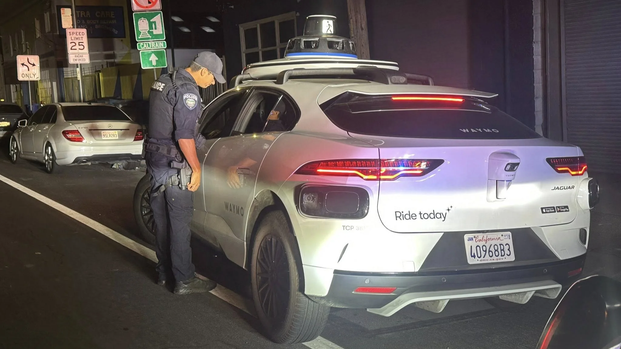 Złamał przepisy przy policji. Nie było komu wystawić mandatu