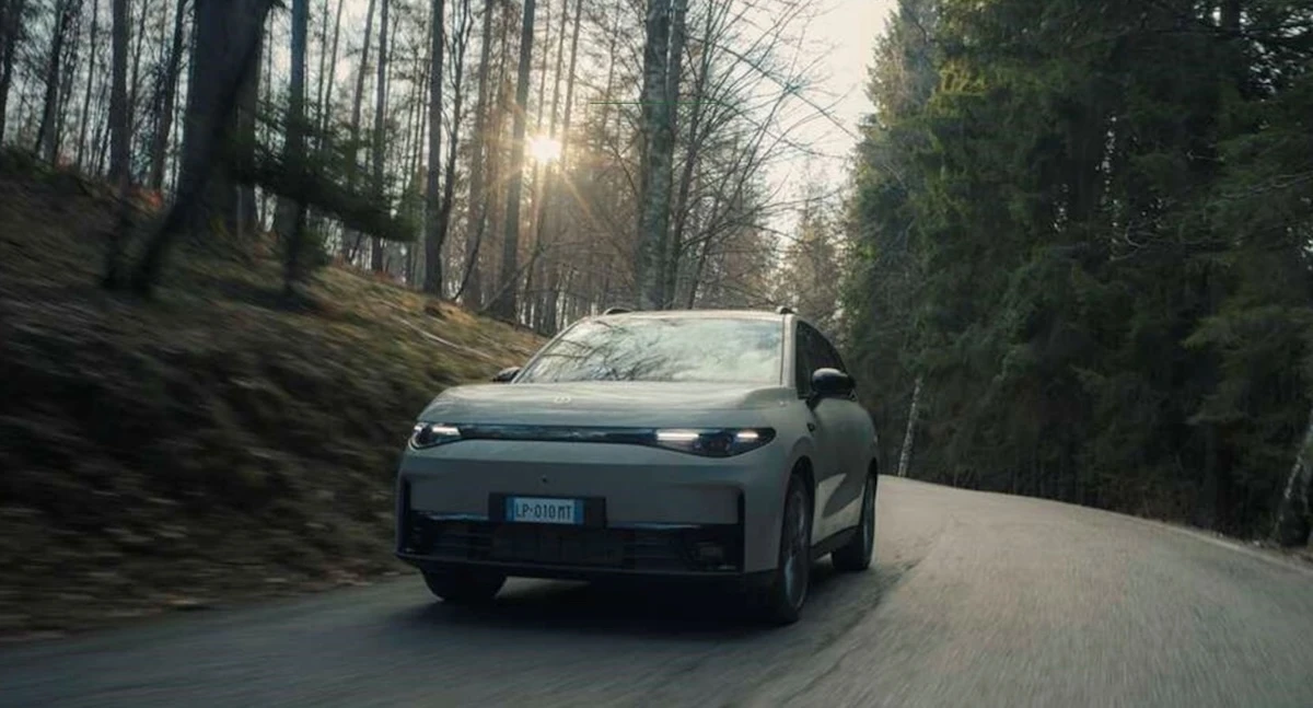 Nowy SUV Stellantis wjedzie wszędzie. Do tego jest szybszy niż Mustang